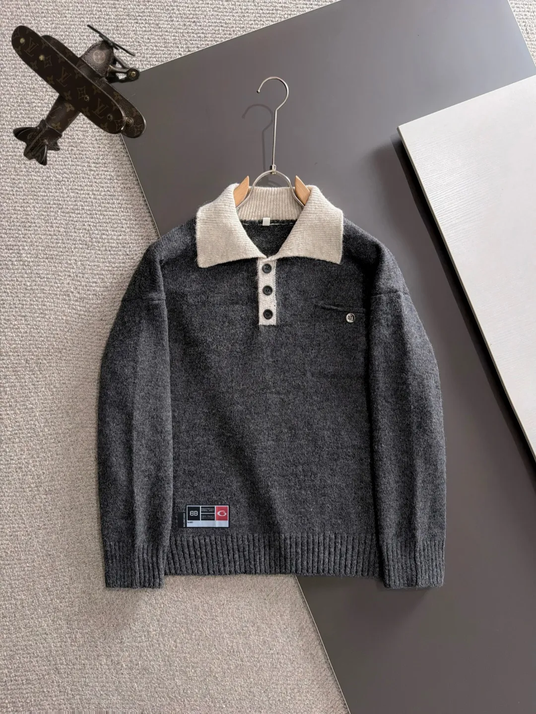 Next day shipping P195 Balenciaga high quality 2026 autumn and winter official website latest sweater, on sale at the same time at the counter Hot Sale! Specially made of wool blended fabric. It feels comfortable and can be directly in contact with the skin. The logo badge is exquisitely embroidered, which is extremely eye-catching! The details highlight the fashionable charm of big brands. Exquisite workmanship. Three-dimensional cutting style. The wearing effect is invincible and handsome! All three standards are complete! Sizes:M-3XL